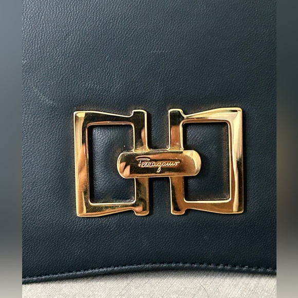 Authentic Salvatore Ferragamo Studio Box Navy Leather Gold Gancio Med EUC - Picture 5 of 15